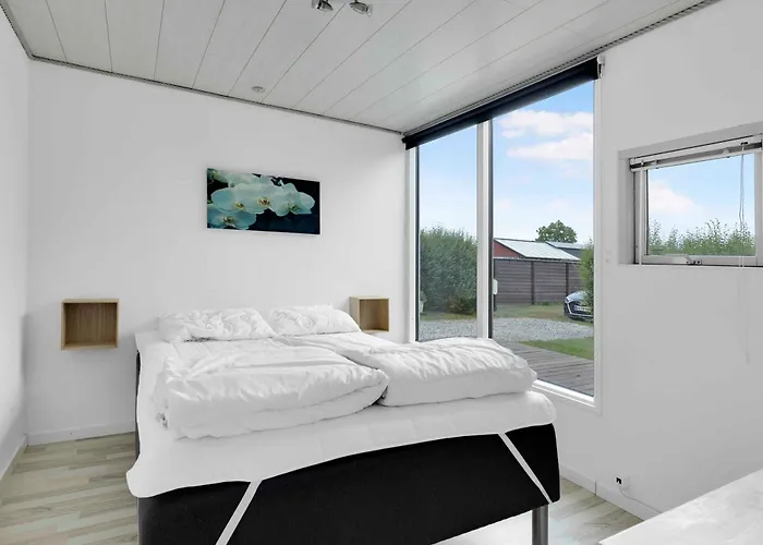 Summer House In Marielyst Hébergement de vacances Bøtø By